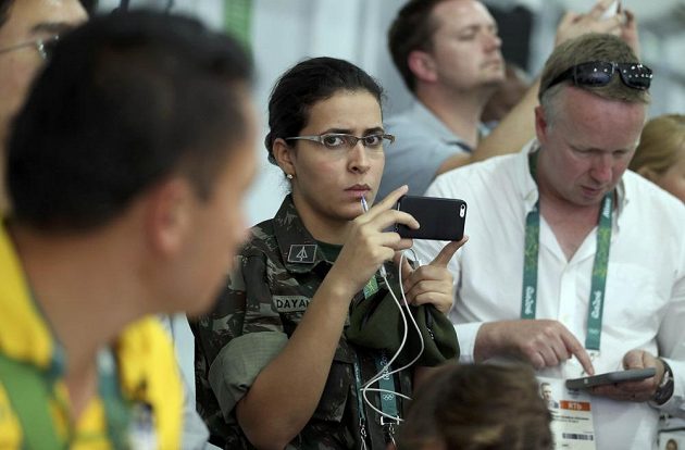 Zástupkyně brazilské armády natáčí tiskovou konferenci k incidentu v areálu jezdectví na OH v Riu.