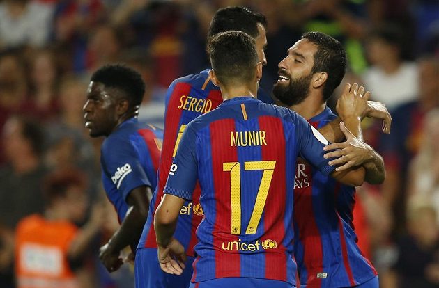 Záložník Barcelony Arda Turan (vpravo) přijímá gratulace od svých spoluhráčů.