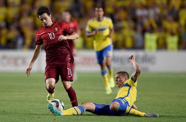 Victor Lindelöf ze Švédska (vpravo) se pokouší vypíchnout míč portugalskému záložníkovi Bernardu Silvovi.