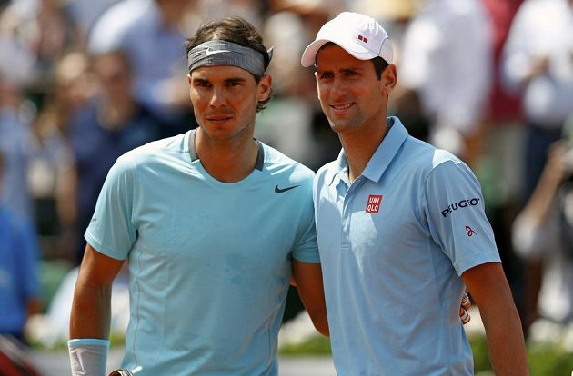 Dva nesmiřitelní rivalové - Španěl Rafael Nadal a Srb Novak Djokovič (vpravo).
