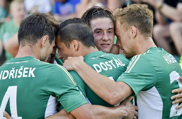 Antonín Vaníček z Bohemians (druhý zprava) se raduje se spoluhráči z gólu v utkání s Mladou Boleslaví.