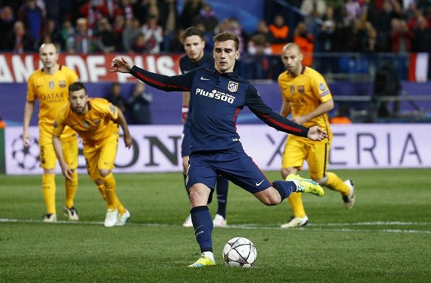 Antoine Griezmann z Atlétika dává z penalty druhý gól proti Barceloně v odvetě čtvrtfinále LM.
