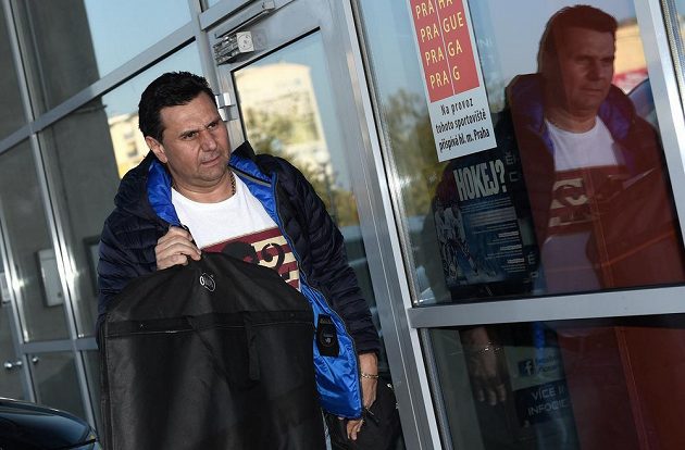 Trenér Vladimír Růžička přichází na sraz hokejové reprezentace před Karjalou.
