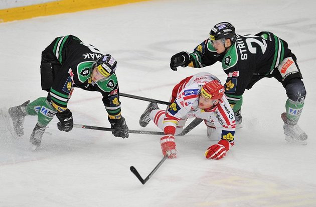 Roman Čermák (vlevo) a Matěj Stříteský (vpravo) z Boleslavi a Vladimír Dravecký z Třince.