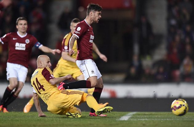 Václav Kadlec ze Sparty se řítí do šance stíhaný Patrikem Gedeonem z Dukly během utkání 19. kola Synot ligy.