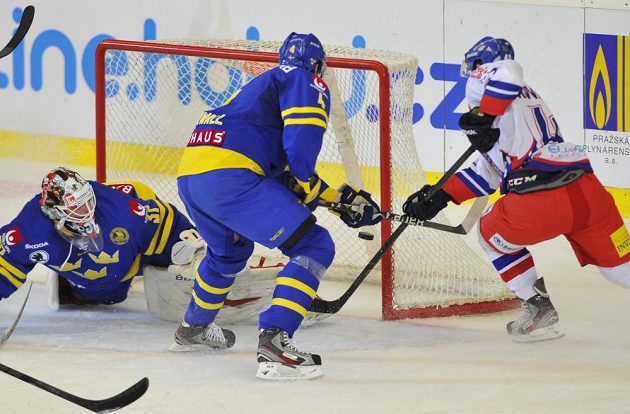Český útočník Jan Kovář (vpravo) se snaží překonat švédského brankáře Johana Gustafssona (vlevo). Přihlíží obránce Staffan Kronwall.