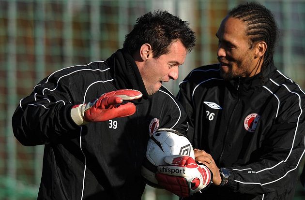 Brankář Slavie Praha Radek Černý (vlevo) a obránce Fernando Neves na zahájení zimní přípravy.