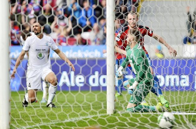 Michael Krmenčík (vzadu) právě vstřelil druhou branku Plzně, vlevo je Douglas Da Silva z Boleslavi, vpravo boleslavský brankář Luděk Vejmola.