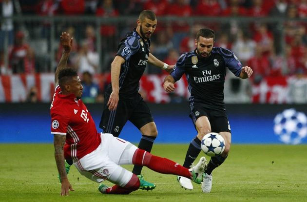 Jerome Boateng z Bayernu v souboji s dvojicí Daniel Carvajal (vpravo) a Karim Benzema z Realu Madrid.