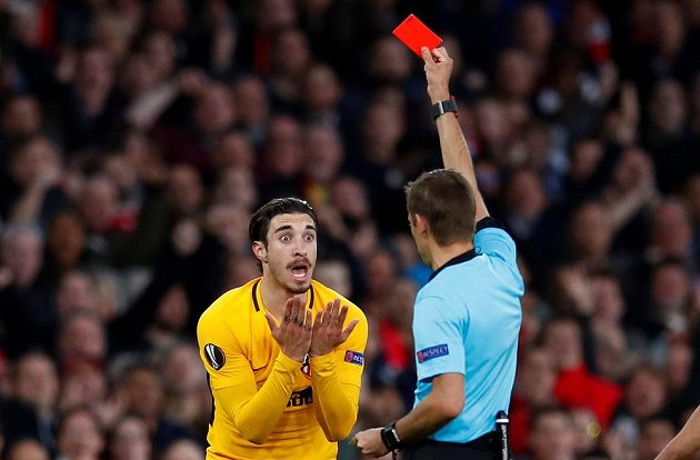 Fotbalista Atlétika Madrid Sime Vrsaljko brzy viděl v semifinále Evropské ligy na hřišti Arsenalu červenou kartu.