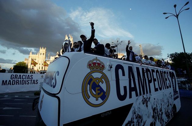 Fotbalisté Realu Madrid po vítězství ve finále Ligy mistrů přijeli oslavit trofej se svými fanoušky na náměstí Cibeles v Madridu.