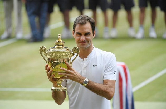 Švýcar Roger Federer pózuje s trofejí po rekordním osmém triumfu ve Wimbledonu.