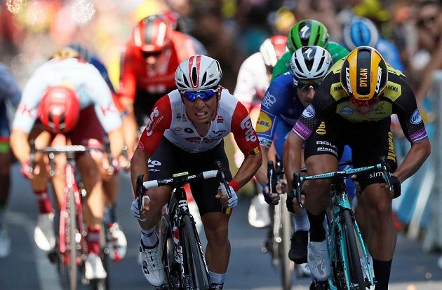 Vlevo vítězný Australan Caleb Ewan těsně předstihl Nizozemce Dylana Groenewegena. Za nimi Ital Elia Viviani a v zeleném schovaný Peter Sagan.