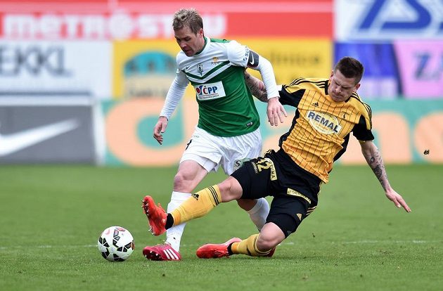 Jablonecký Tomáš Hübschman (vlevo) bojuje o míč s Elvisem Bratanovičem z Bohemians 1905.