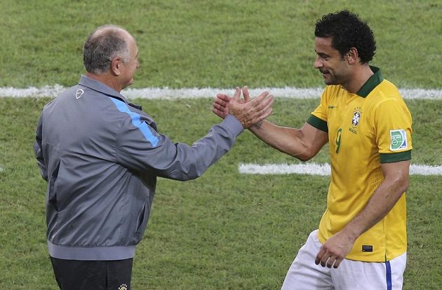 Brazilský útočník Fred a kouč Luiz Felipe Scolari (vlevo) po úspěšném finále Poháru FIFA proti Španělsku.