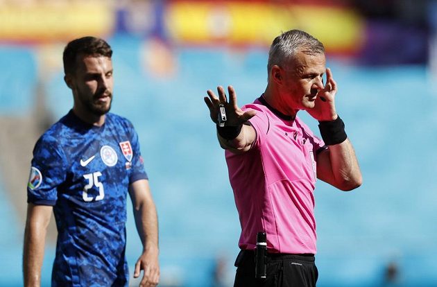 Rozhodčí Bjorn Kuipers po konzultaci u systému VAR nařídil penaltu proti Slovensku během utkání EURO. Španělé ji ale neproměnili.