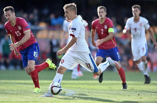 Martin Frýdek se snaží proniknout srbskou obranou při utkání ME 21 v Praze na Letné.