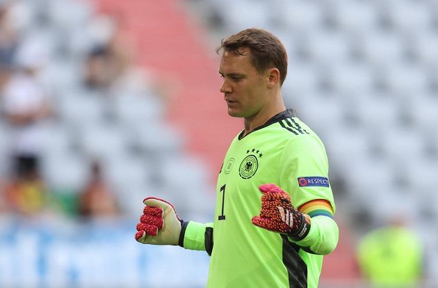 Brankář Německa Manuel Neuer slaví branku Kima Havertze v utkání skupiny F na evropském šampionátu ve fotbale proti Portugalsku.