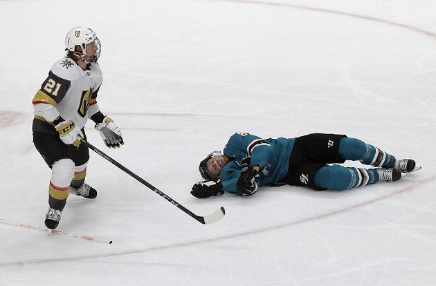 Klíčový moment. Hokejista Joe Pavelski z týmu San Jose Sharks leží na ledě po faulu Codyho Eakina z Vegas Golden Knights. Pětiminutovou přesilovku využili Žraloci ke vstřelení čtyř branek.