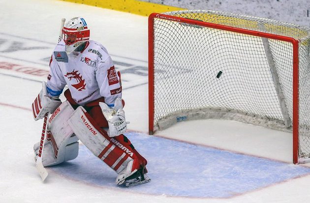 Brankář Třince Šimon Hrubec inkasuje v prodloužení rozhodující gól čtvrtého finále.
