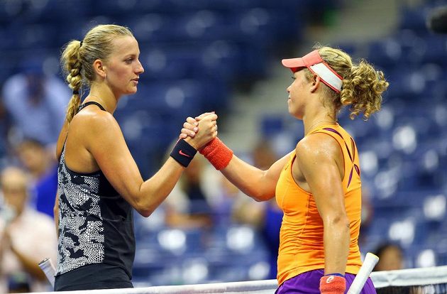 Česká tenistka Petra Kvitová (vlevo) podává ruku Němce Lauře Siegemundové po vítězství v prvním kole US Open.