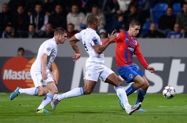 Plzeňský záložník Jan Kovařík (vpravo) a Vincent Kompany z Manchesteru City v utkání základní skupiny Ligy mistrů.