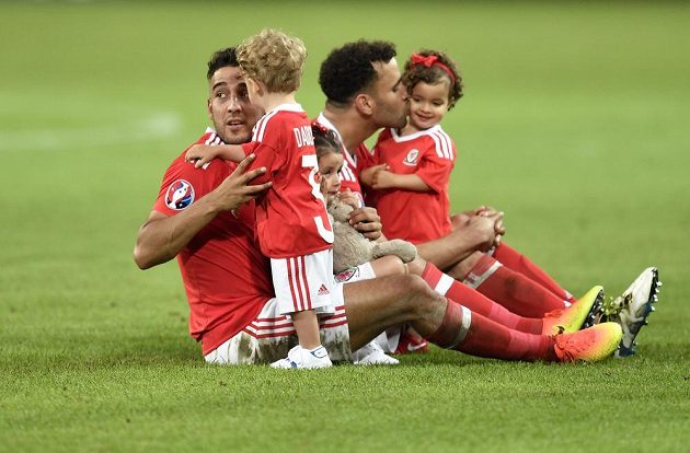 James Chester a Hal Robson Kanu oslavují vítězství nad Belgií se svými dětmi