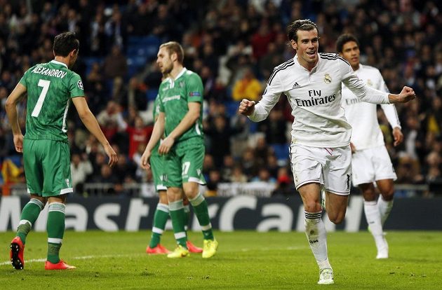 Fotbalista Realu Madrid Gareth Bale (vpravo) se raduje z gólu proti bulharskému Ludogorci Razgrad v Lize mistrů.