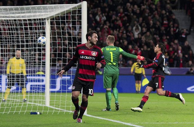 Javier Hernandez Chicharito (vpravo) poté co dal gól Barceloně, uprostřed brankář Marc-André ter Stegen, v popředí se raduje Hakan Calhanoglu.