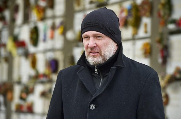 Bývalý trenér národního týmu Michal Bílek přichází na poslední rozloučení s fotbalovým koučem Josefem Pešicem. Bývalý kouč české reprezentace Pešice zemřel 18. prosince ve věku 67 let.