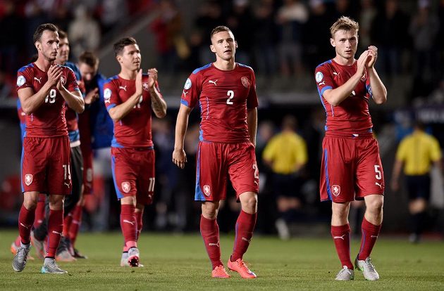 Zklamaní čeští fotbalisté po remíze s Německem. Zleva Matěj Hybš, Tomáš Přikryl, Pavel Kadeřábek a Jakub Brabec děkují fanouškům za podporu.