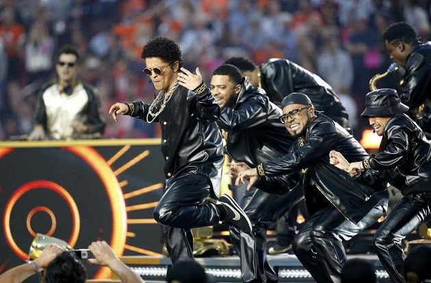 Bruno Mars vystoupil během přestávky 50. finále ligy amerického fotbalu mezi Carolinou a Denverem.