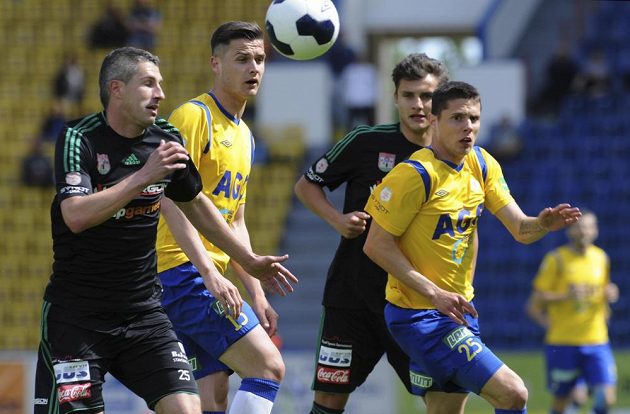 Vlevo v popředí Tomáš Pilík z Příbrami, vpravo v popředí Benjamin Balázs z Teplic.