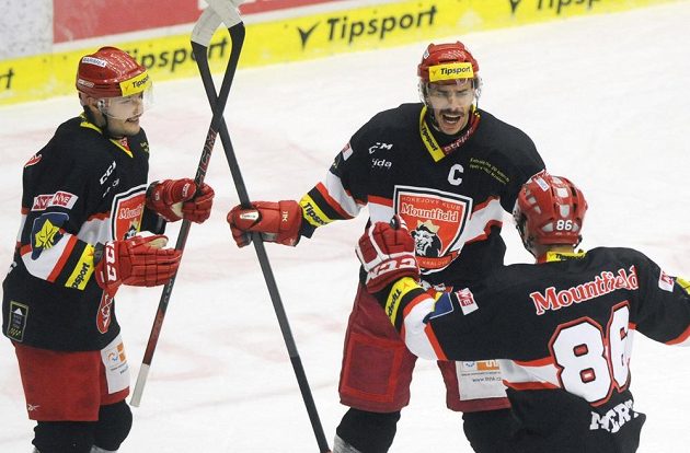 Hokejisté Hradce Králové se radují z gólu, který vstřelil kapitán Jiří Šimánek (uprostřed).