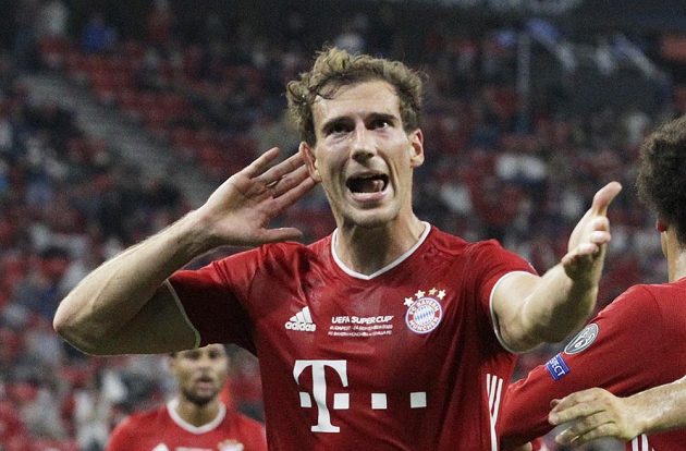 Leon Goretzka z Bayernu oslavuje svůj vyrovnávací gól v Superpoháru proti Seville.