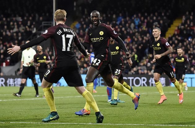 Záložník Manchesteru City Yaya Touré (č. 42) slaví se spoluhráči gól proti Crystal Palace.