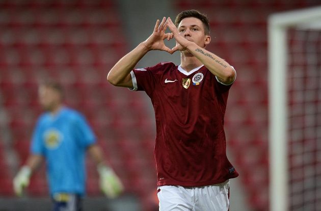 Záložník Sparty Praha Tomáš Přikryl oslavuje vyrovnávací gól během utkání Letního ligového poháru Prahy proti Bohemians Praha 1905.