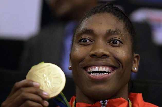 Jihoafričanka Caster Semenyaová se zlatou olympijskou medailí z trati 800 metrů.