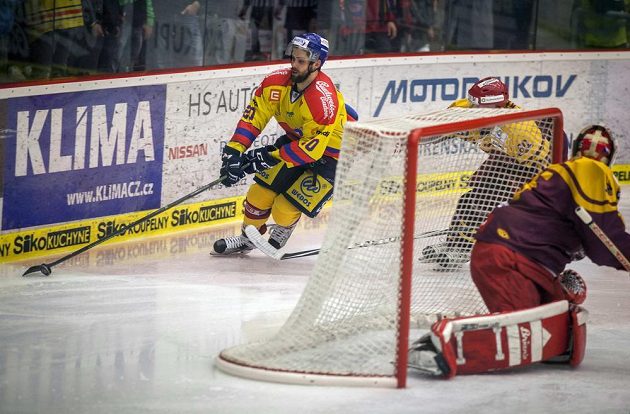 Hráč Motoru Mitchell Fillman (vlevo) krouží kolem jihlavské branky během utkání 4. kola baráže o hokejovou extraligu.
