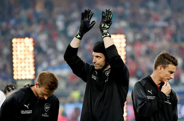 Brankář Arsenalu Petr Čech zdraví fanoušky v Baku před finále Evropské ligy.