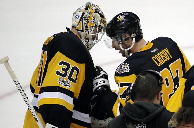 Kapitán hokejistů Pittsburghu Penguins Sidney Crosby a gólman Matt Murray slaví výhru v prvním finále Staley Cupu. Tučňáci vyhráli 5:3.