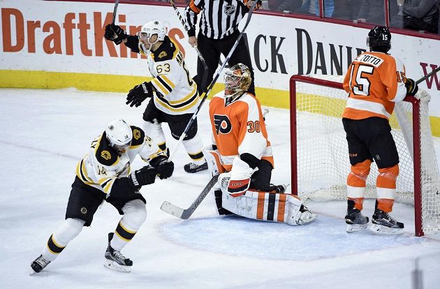Brankář Philadelphie Michal Neuvirth (30) po třetím inkasovaném gólu v duelu s Bostonem
