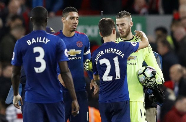 Fotbalisté Manchesteru United děkují brankáři de Geovi po zápase s Liverpoolem.