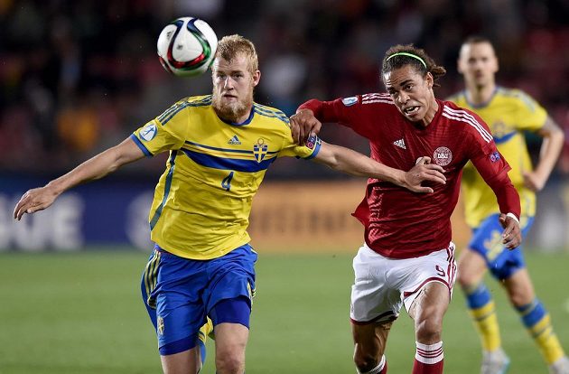 Švédský obránce Filip Helander (vlevo) v souboji s Yussufem Poulsenem z Dánska.