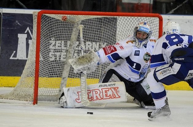 Brněnský brankář Marek Čiliak ve spolupráci s Marcelem Haščákem likvidují šanci Hradce Králové během šestého semifinále play off hokejové extraligy.