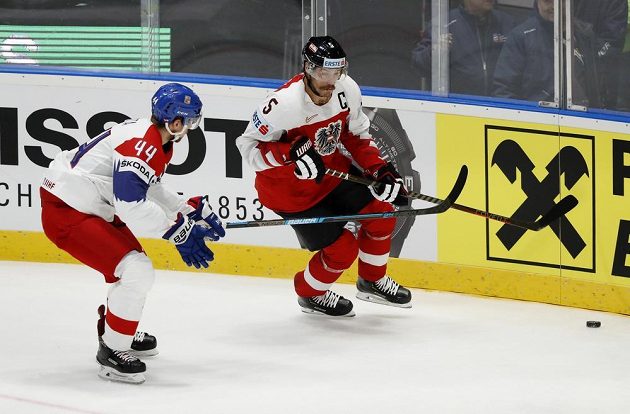 Thomas Raffl z Rakouska a Jan Rutta v utkání základní skupiny MS v Bratislavě.