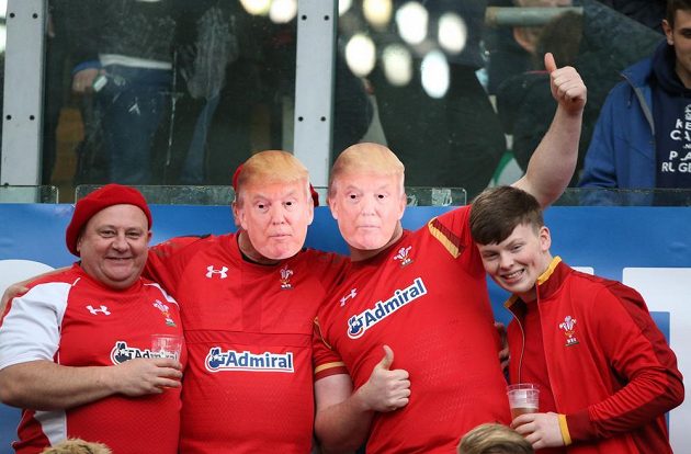 Je snad Donald Trump Velšan...? Fanoušci Walesu si každopádně nasadili jeho podobiznu.