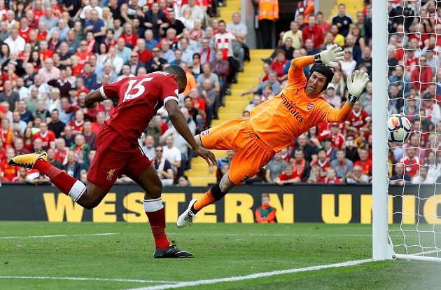 Liverpoolský útočník Daniel Sturridge počtvrté překonává Petra Čecha z Arsenalu.