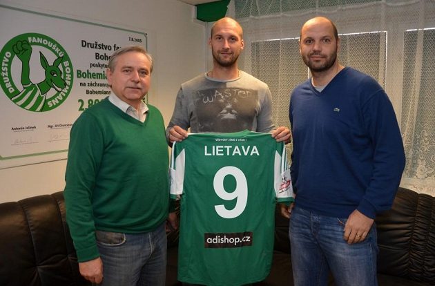Ivan Lietava (uprostřed) s ředitelem Bohemians 1905 Ladislavem Valáškem (vlevo) a sportovním ředitelem Tomášem Požárem.
