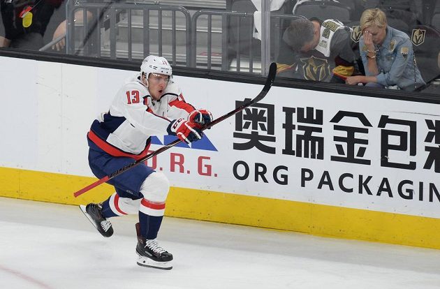 Český útočník Jakub Vrána se v dresu Washingtonu raduje z gólu Washingtonu ve finále Stanley Cupu proti Vegas.